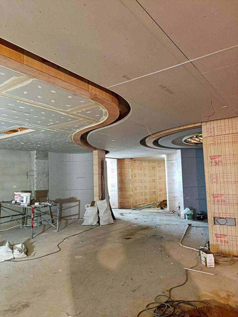 酒店裝修中木工吊頂?shù)乃囆g(shù)與工藝 從施工現(xiàn)場(chǎng)看室內(nèi)裝飾工程的精細(xì)之道